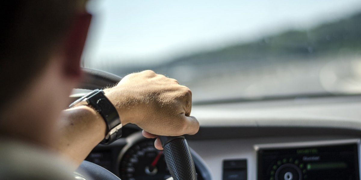 Un șofer și-a lăsat mașina cu motorul pornit, pentru a dezgheța parbrizul. Un tânăr beat și fără permis a plecat cu ea