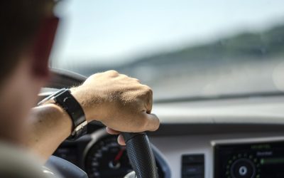 Un șofer și-a lăsat mașina cu motorul pornit, pentru a dezgheța parbrizul. Un tânăr beat și fără permis a plecat cu ea