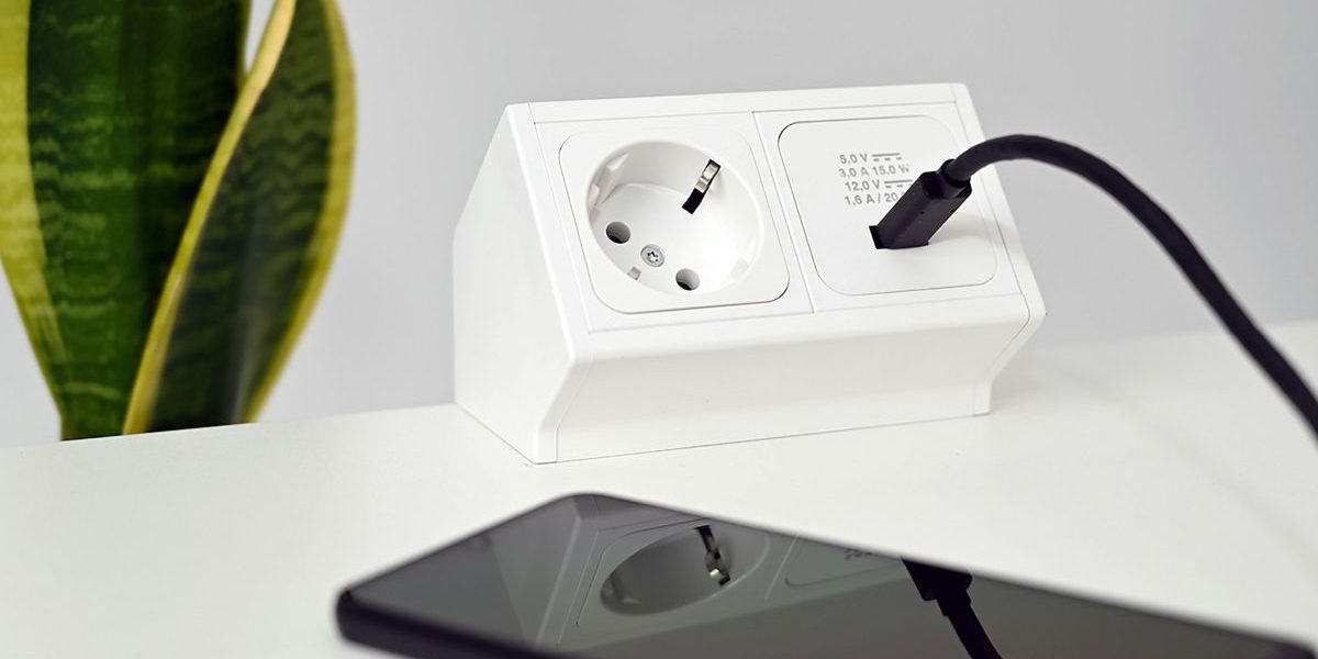 incarcator-telefon-priza-mike-winkler-ctl8gaica-a-unsplash.jpg - RevistaPolitica