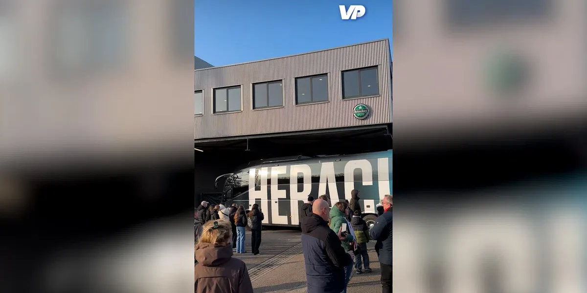 2026-01-25t153732-feyenoord-fans-verwelkomen-heracles-bus-bij-de-kuip-ik-hoop-op-een-klapband.jpg - RevistaPolitica