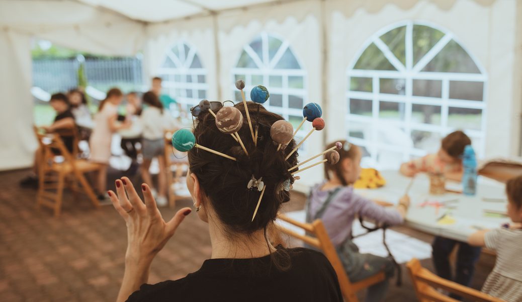 Adina-Soare-fata-cu-planete-in-par-foto-@Ioana-Cirlig-2.jpg - RevistaPolitica