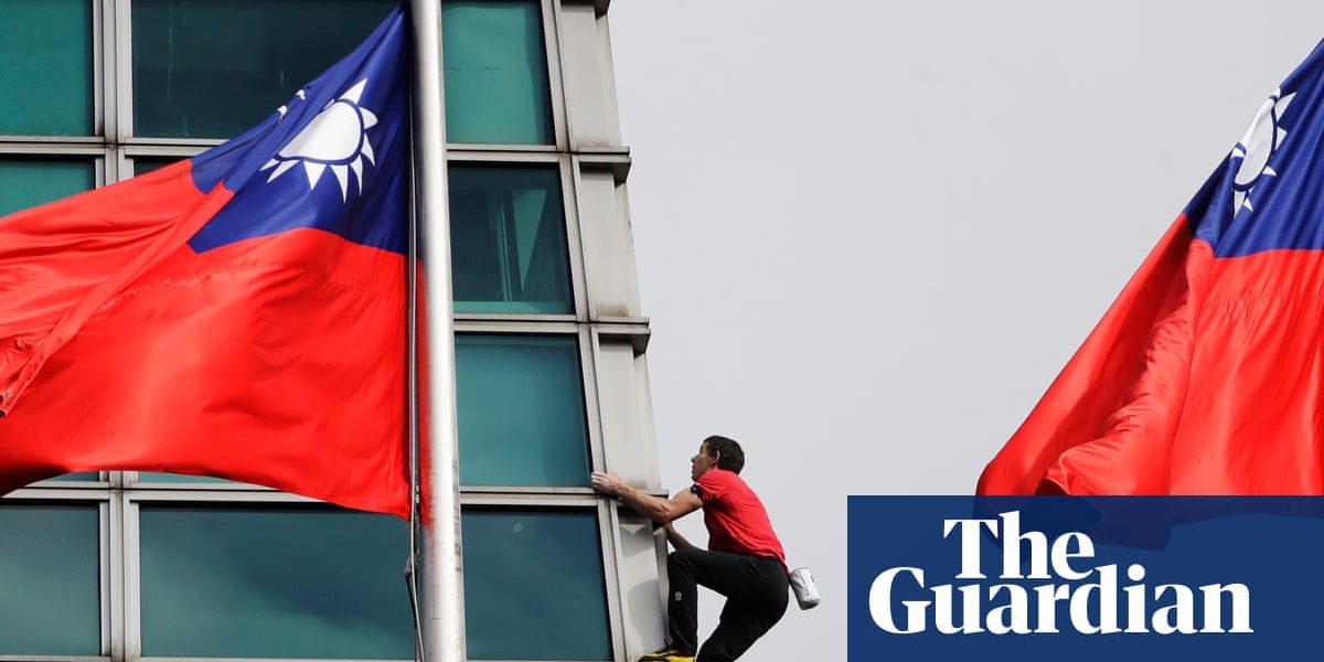 Alex Honnold successfully free solos Taipei 101 in live Netflix climb | Sport