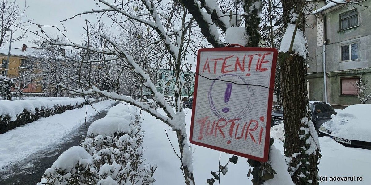 „Căderea țurțurilor reprezintă un pericol real și poate duce la accidente grave”. Avertismentul IGSU