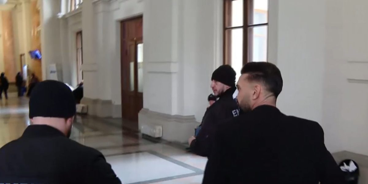 Dorian Popa a ajuns cu nasul bandajat la un nou termen de judecată. Influencerul a plâns în fața judecătorilor