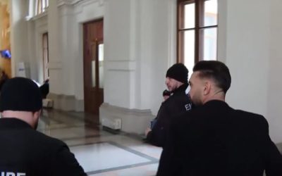 Dorian Popa a ajuns cu nasul bandajat la un nou termen de judecată. Influencerul a plâns în fața judecătorilor