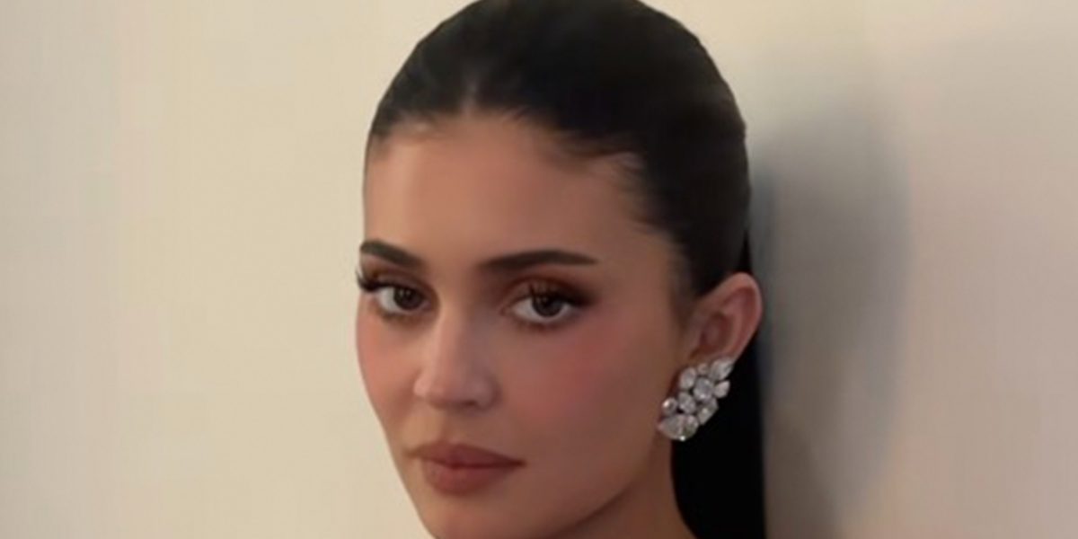 ES_KYLIE_OFFPLAT1.jpg - RevistaPolitica