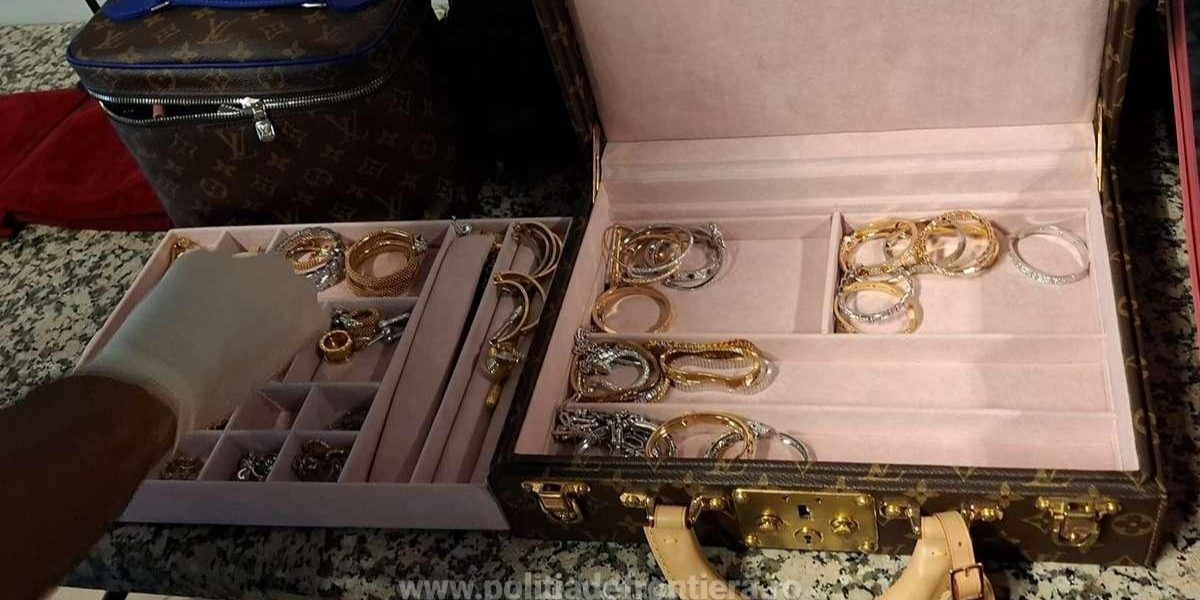 Femei-bijuterii-ceasuri-bunuri-3-milioane-de-euro.jpg - RevistaPolitica