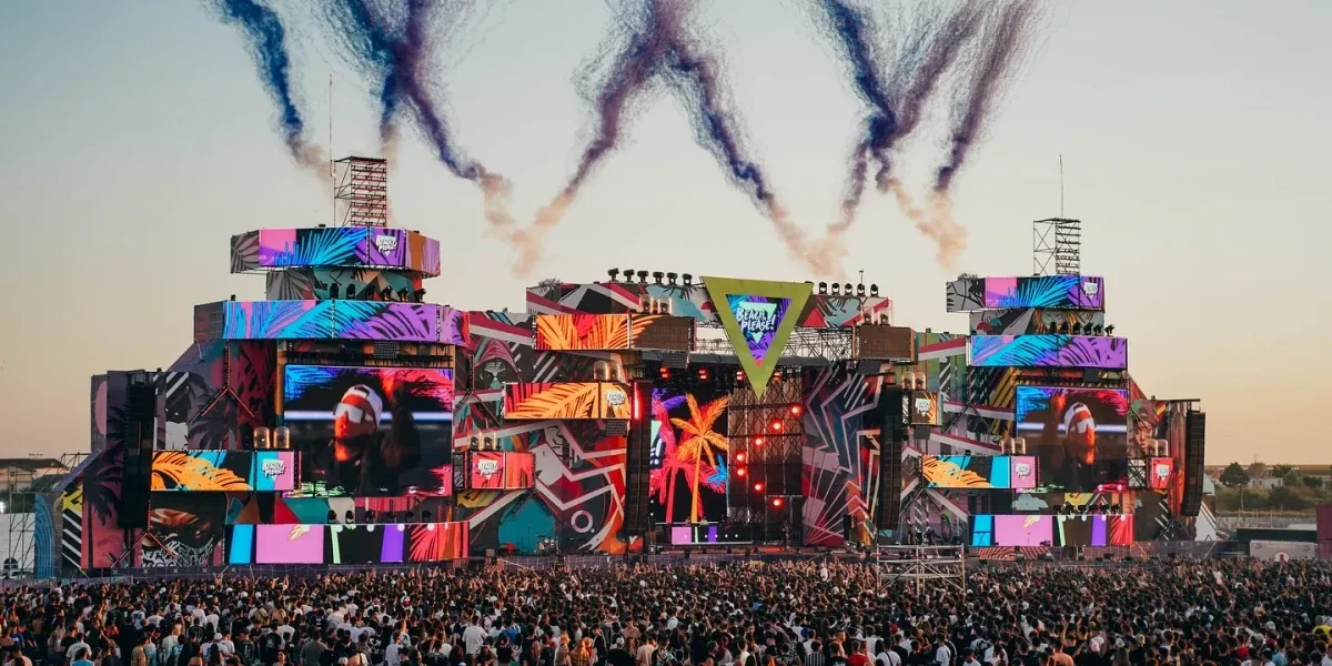 Vrei să înțelegi gusturile muzicale ale tinerilor din generația Z? Vezi pe VOYO cum s-a desfășurat festivalul Beach, Please! 2025