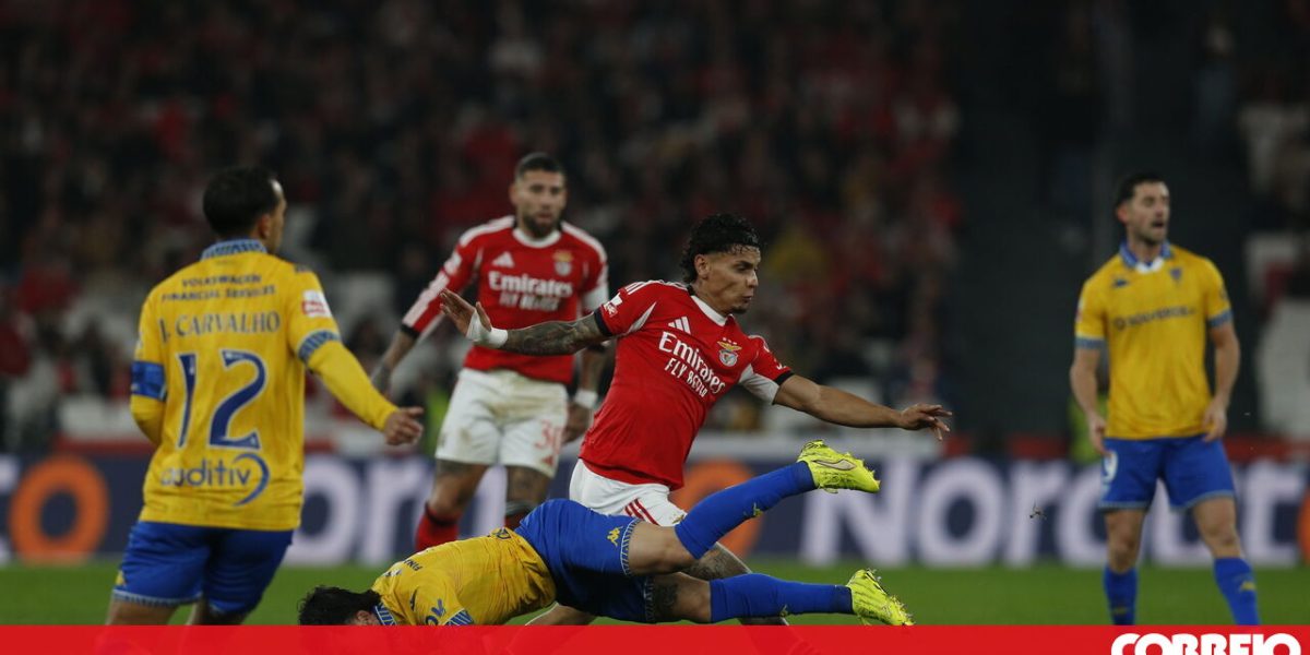 Pavlidis imparável dá vitória ao Benfica com 'hat trick' frente ao Estoril - Futebol
