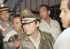 Generalul Manuel Antonio Noriega, omul forte al Panama, salută susținătorii săi, pe 21 martie 1988, la palatul prezidențial din Panama City. Îmbrăcat într-o jachetă de piele neagră, Noriega a sosit la palat după discursul președintelui Manuel Solis Palma, care a anunțat că Noriega va demisiona în anumite condiții.