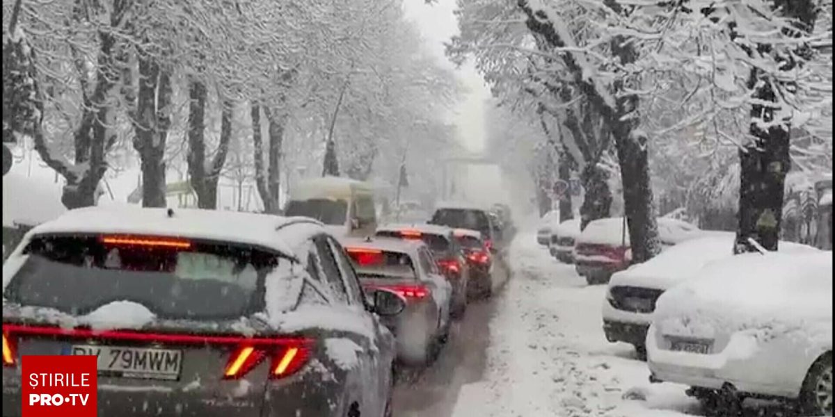 Jumătate de țară, acoperită de zăpadă. Șoferii au stat blocați ore în șir pe drumuri și mii de oameni au rămas fără curent