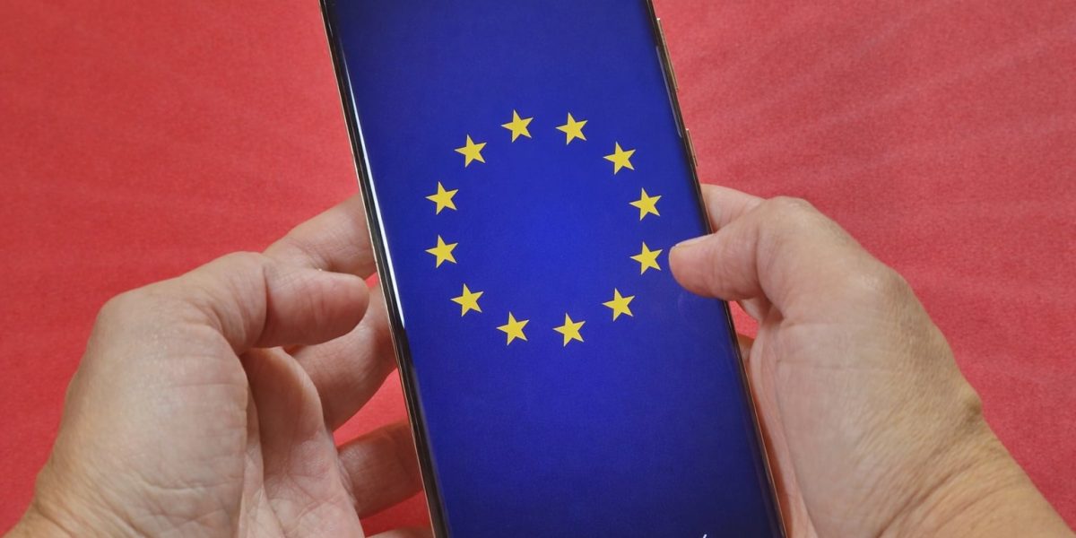 Telefoane-mobile-update-android-lege-UE.jpg - RevistaPolitica