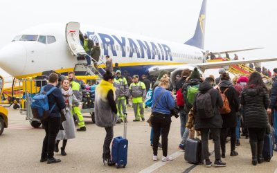 Panică și răniți la bordul unui zbor Ryanair. Martorii spun că au văzut un avion de vânătoare venind din sens opus, care ar fi produs turbulenţe. „Am plonjat și am fost aruncați din scaune”