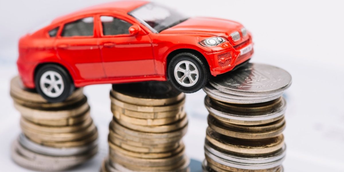 car-insurance_small-red-car-stack-increasing-coins_photo-from-freepik.jpg - RevistaPolitica