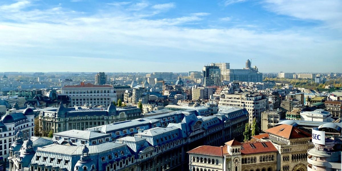 crown-fj81-DnmwVI-unsplash-scaled-e1769778537466.jpg - RevistaPolitica