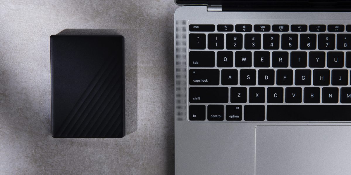 flat-lay-storage-device-laptop-assortment-scaled.jpg - RevistaPolitica