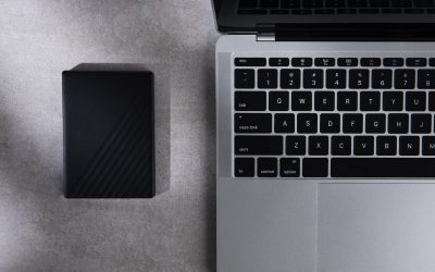 flat-lay-storage-device-laptop-assortment-scaled.jpg - RevistaPolitica