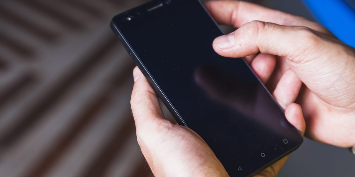 from-hand-using-smartphone-scaled.jpg - RevistaPolitica