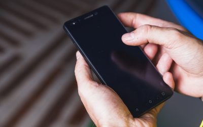 from-hand-using-smartphone-scaled.jpg - RevistaPolitica