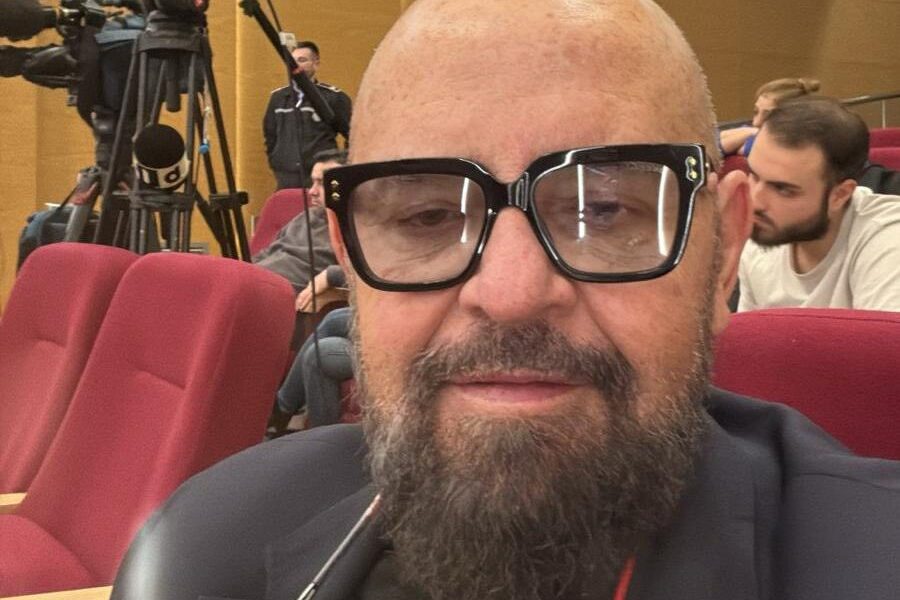 piedoneironizeazaciucu-e1769716404358.jpg - RevistaPolitica