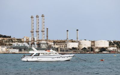 yacht-on-water-near-industrial-refinery-coastal-facility.jpg - RevistaPolitica