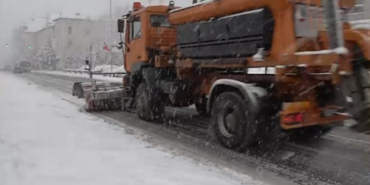 „O iarnă autentică.” Urmează zile cu ninsori, viscol și polei, se depune strat gros de zăpadă. Cât mai ține vremea rea