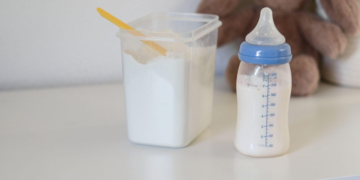 Alertă alimentară în România: Lapte praf pentru sugari, retras din magazine din cauza unei toxine