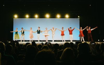 Balerinii-din-distributie-la-apalauze-la-finalul-Galei_Foto-Alex-Damian-.jpeg - RevistaPolitica