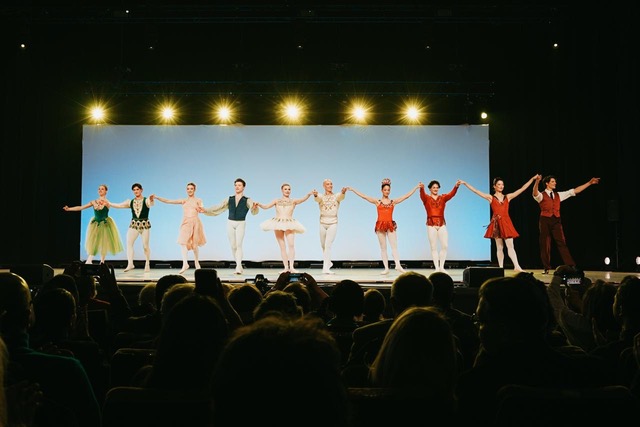 Balerinii-din-distributie-la-apalauze-la-finalul-Galei_Foto-Alex-Damian-.jpeg - RevistaPolitica