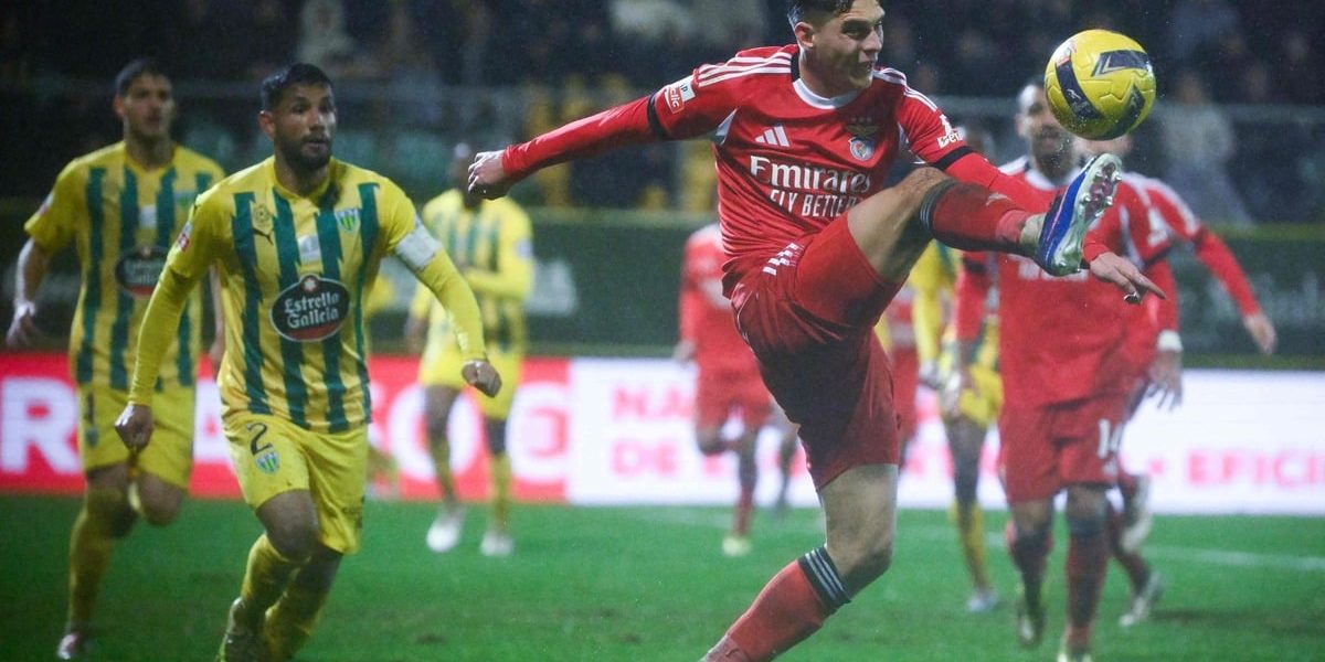 O futebolista Georgiy Sudakov do Benfica, durante o encontro com o Tondela, este domingo.