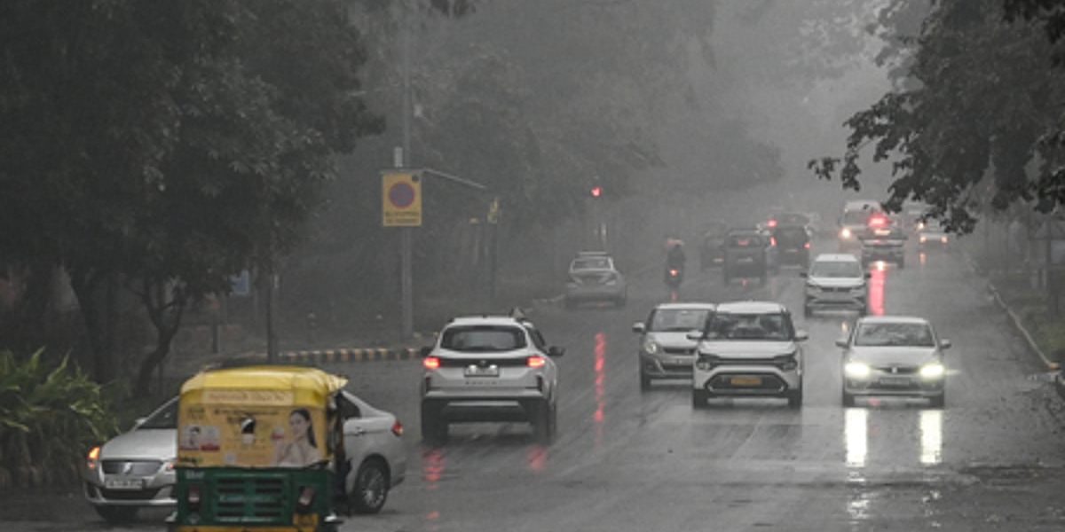Delhi wakes up to light rain as AQI stays in 'poor' category