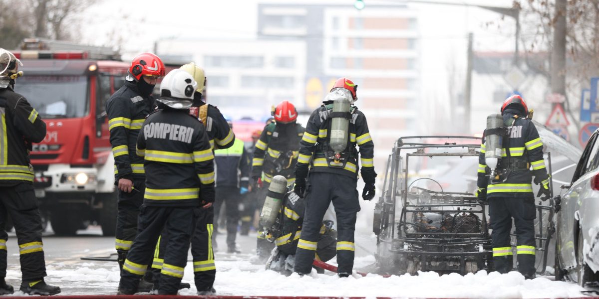 Incendiu puternic în Sectorul 6 al Capitalei: o femeie a murit, altă persoană e rănită. Intervenție de urgență: mașini în flăcări