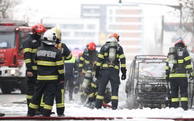 Incendiu puternic în Sectorul 6 al Capitalei: o femeie a murit, altă persoană e rănită. Intervenție de urgență: mașini în flăcări