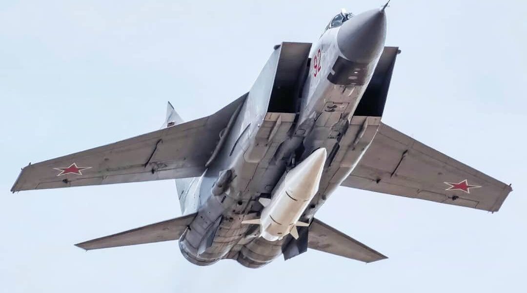 Modified-MiG-31K-fighter-jet-tail-number-92-red-with-a-Kinzhal-missile-suspended-from-its-pylons.201.jpeg - RevistaPolitica
