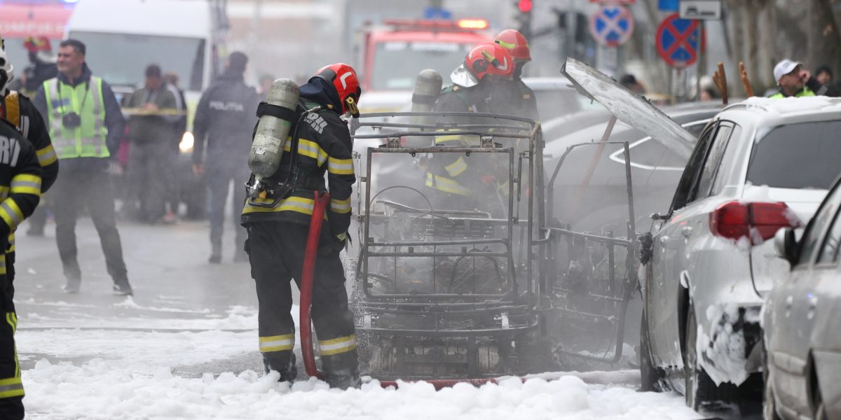 VIDEO O femeie a murit după ce mașina electrică în care se afla a luat foc în Sectorul 6 din București. O altă persoană a suferit arsuri