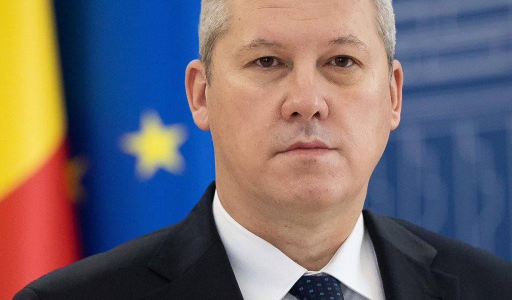 Vicepremierul Predoiu discută cu directorul FBI, în vizită oficială la - RevistaPolitica