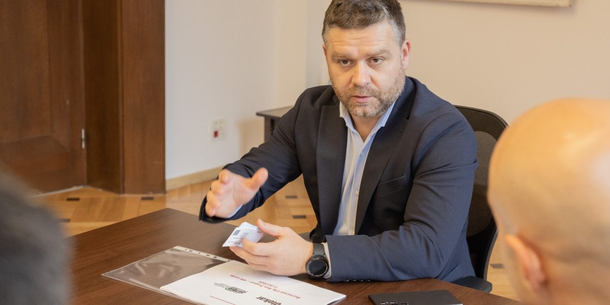 Yz0xJmhhc2g9MTYxZWU5NjkzYTU4NDczYmU3NzE4YjMxZDI2YmI0MzA.thumb_.jpg - RevistaPolitica