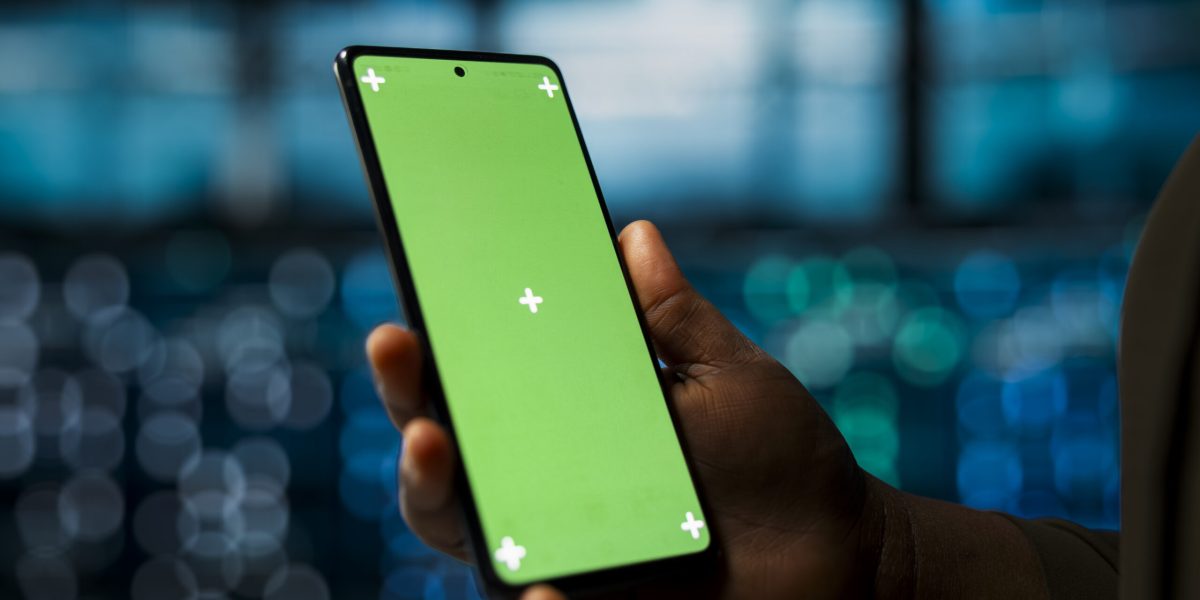 close-up-data-center-system-administrator-using-green-screen-smartphone-optimize-network-scaled.jpg - RevistaPolitica