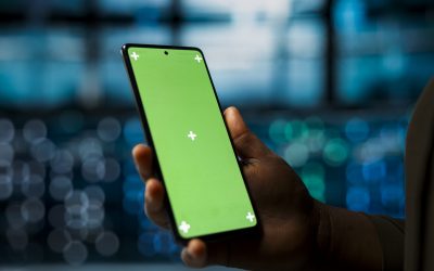 close-up-data-center-system-administrator-using-green-screen-smartphone-optimize-network-scaled.jpg - RevistaPolitica