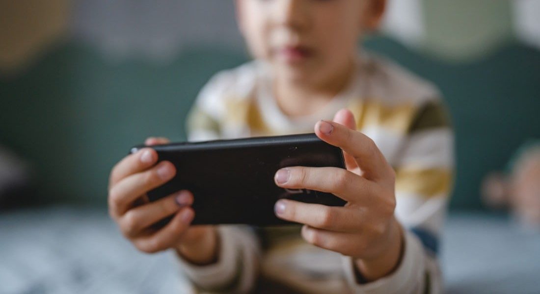 copii-carti-telefoane.jpg - RevistaPolitica