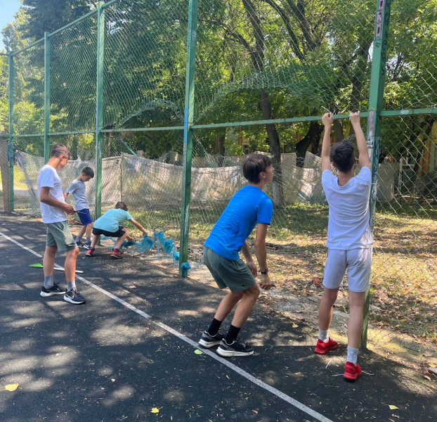 copiii-reabiliteaza-terenul-1.png - RevistaPolitica