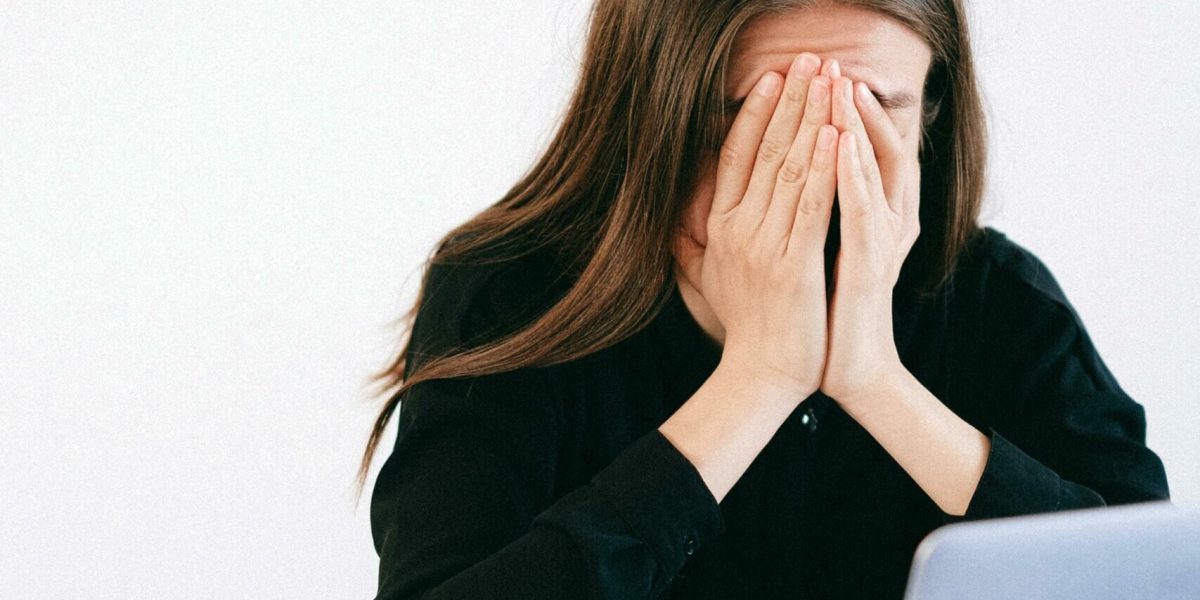 femeie-birou-tanara-suparare-durere-scaled-e1765438857381.jpg - RevistaPolitica