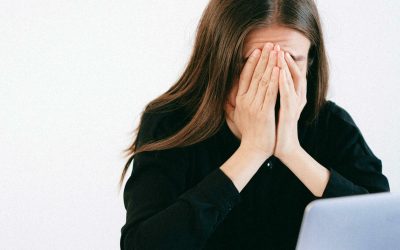 femeie-birou-tanara-suparare-durere-scaled-e1765438857381.jpg - RevistaPolitica