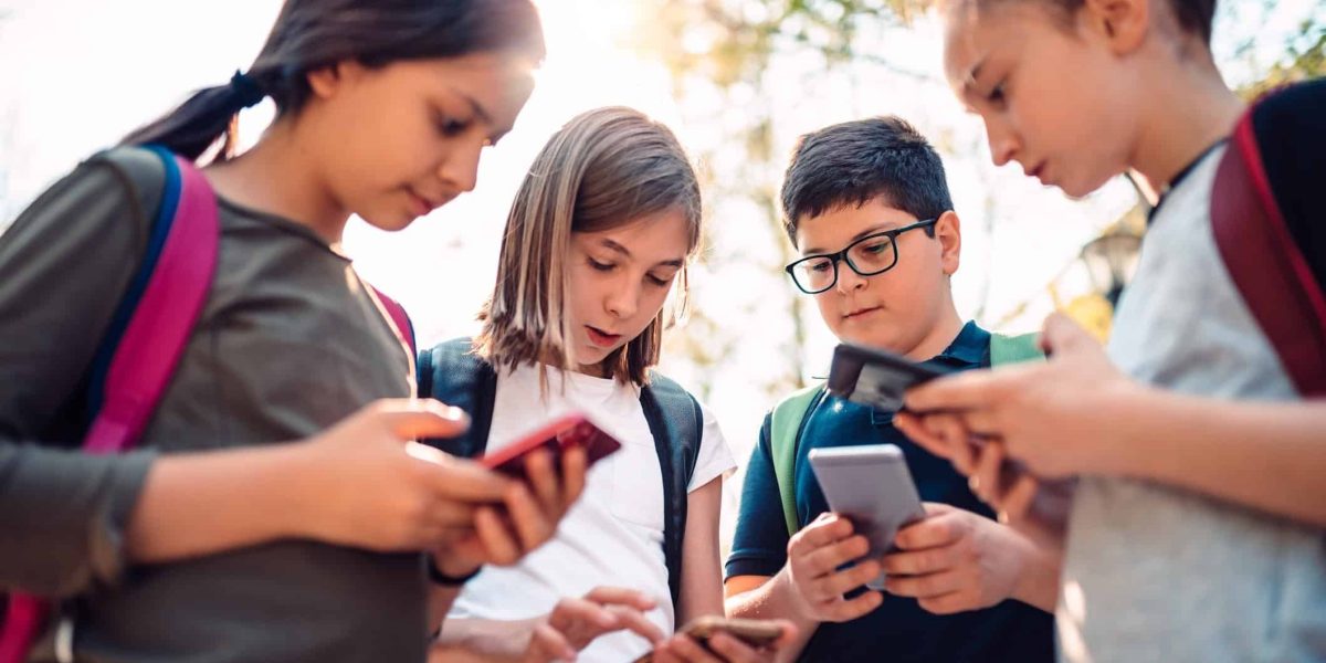 social-media-copii.jpg - RevistaPolitica