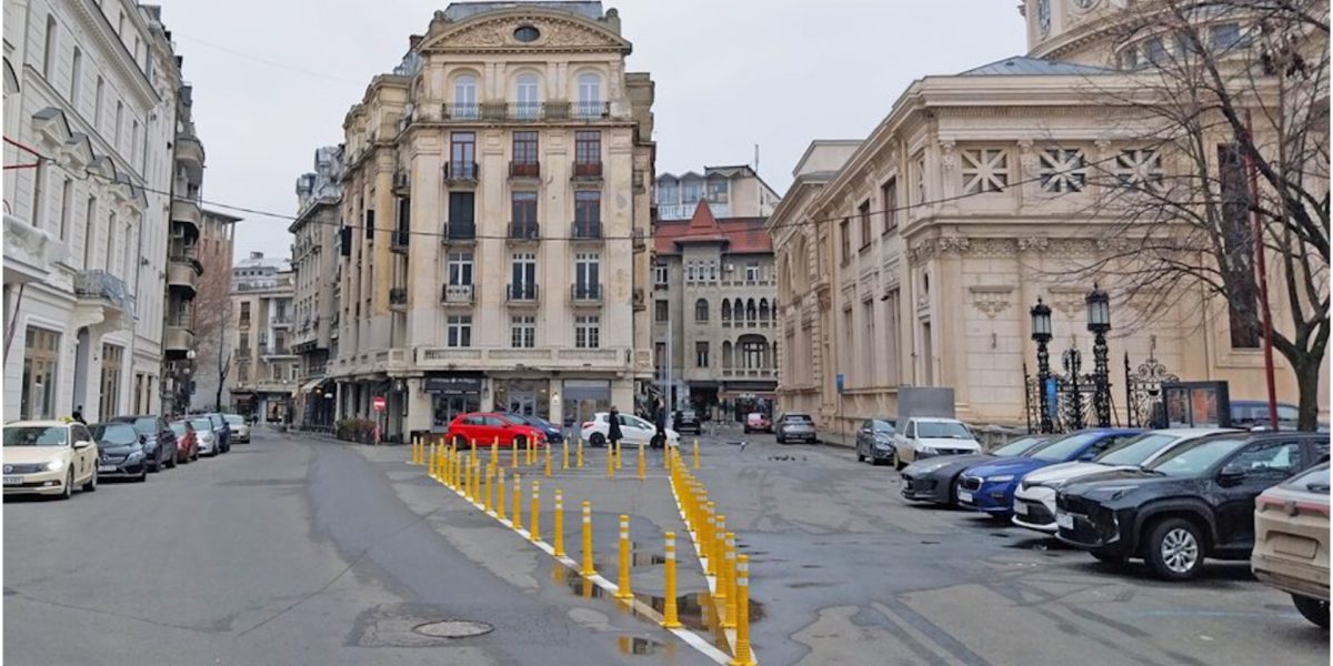 stalpisori-anti-parcare-langa-Ateneu.jpg - RevistaPolitica