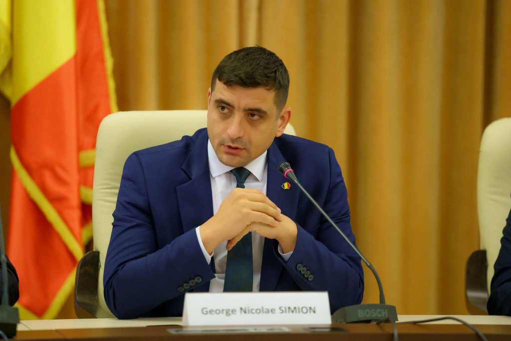 George Simion, liderul Alianței pentru Unirea Românilor (AUR), a declarat că nu va accepta negocieri „pe ascuns” cu partidele politice și că formațiunea pe care o conduce este deschisă dialogului, cu condiția respectării unor principii clare