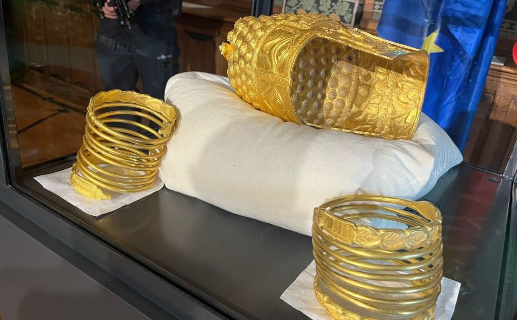 Coiful de la Coțofenești revine acasă: Expoziție-eveniment la Muzeul din București