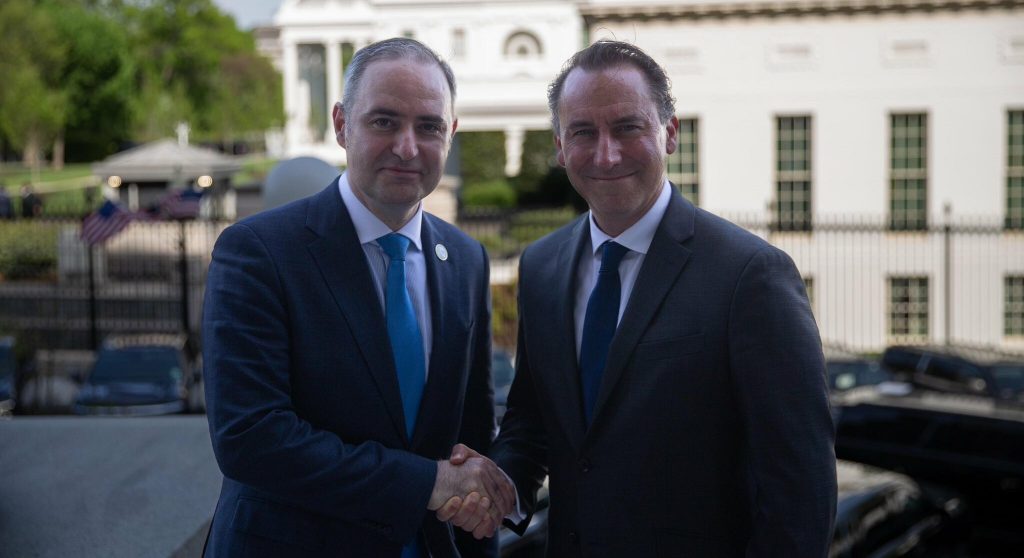 Ministrul Finanțelor, Alexandru Nazare, a discutat joi la Washington cu oficialul american Jarrod Agen despre consolidarea cooperării în domeniul energetic, subliniind poziția favorabilă a României în relația cu Statele Unite ale Americii