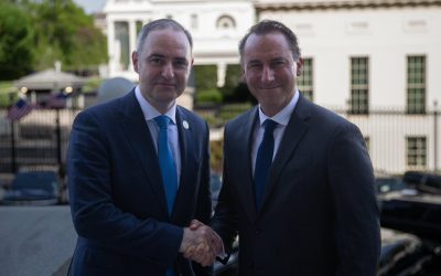 Ministrul Finanțelor, Alexandru Nazare, a discutat joi la Washington cu oficialul american Jarrod Agen despre consolidarea cooperării în domeniul energetic, subliniind poziția favorabilă a României în relația cu Statele Unite ale Americii