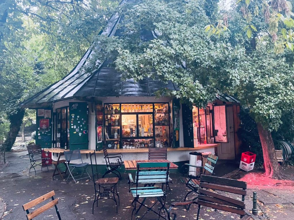 Oamenii, revoltați: Ciucu, NU desființa terasa din Cișmigiu! Mii la protest